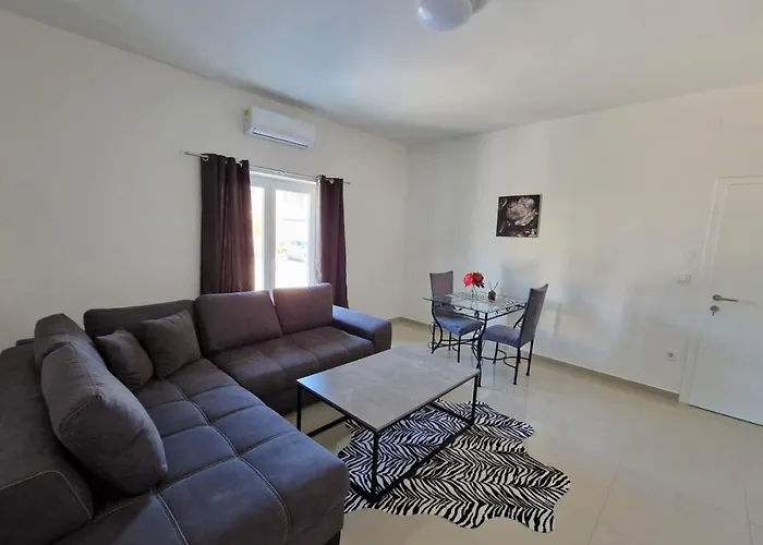 Amra In For Max 27 Persons Готель 3*