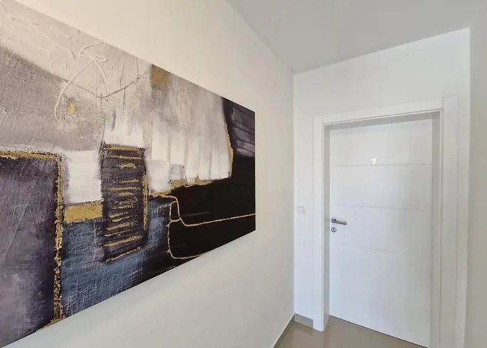 Amra In For Max 27 Persons Готель 3*