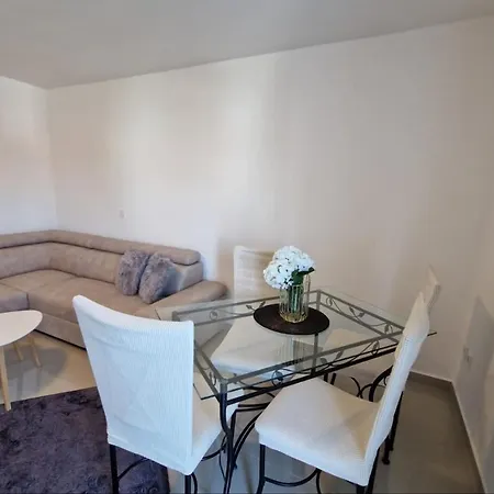 Отель Amra In For Max 27 Persons