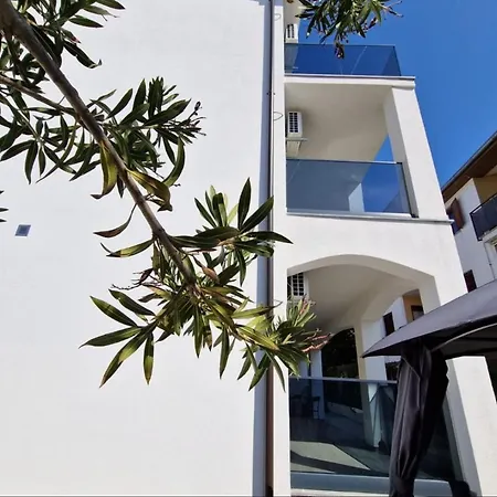 Amra In For Max 27 Persons Otel