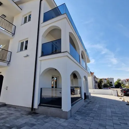 Hotel Amra In For Max 27 Persons 3*