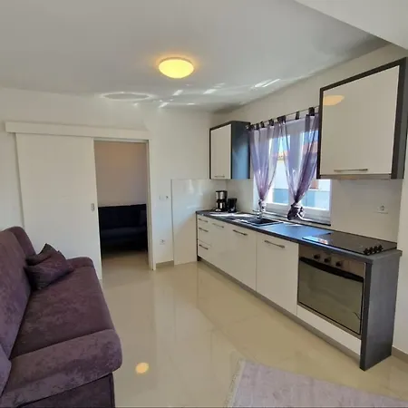 Amra In For Max 27 Persons Отель