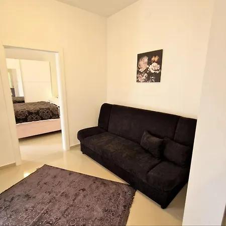 Amra In For Max 27 Persons Szálloda Poreč