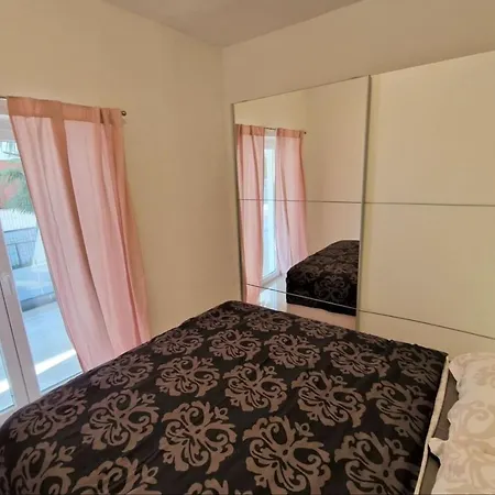 Отель Amra In For Max 27 Persons 3*