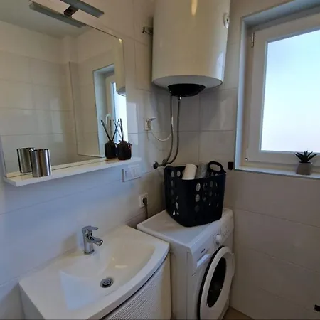 Отель Amra In For Max 27 Persons 3*