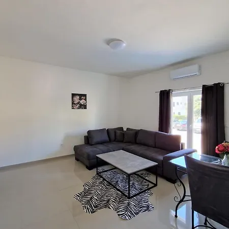 Amra In For Max 27 Persons Szálloda 3*