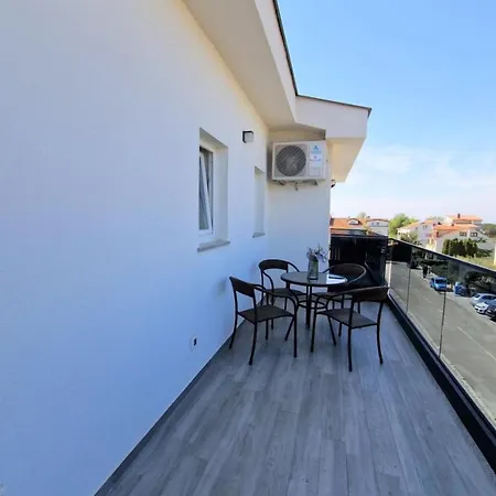 Отель Amra In For Max 27 Persons Пореч