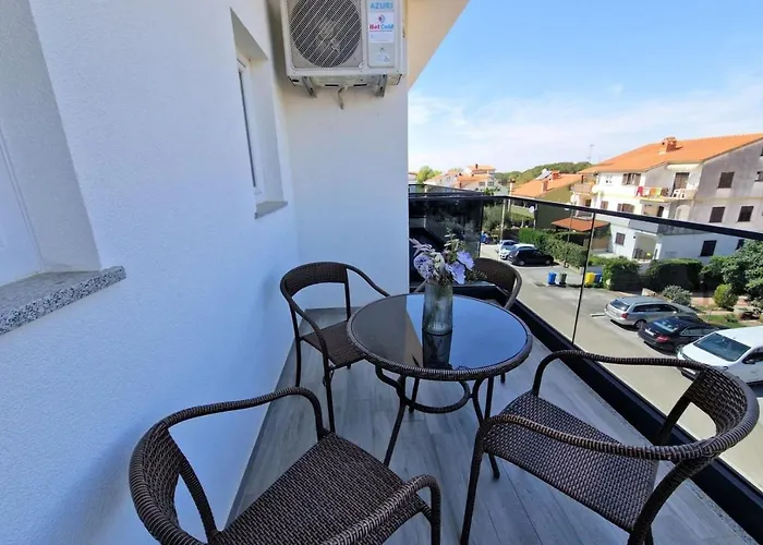 Amra In For Max 27 Persons Hotell