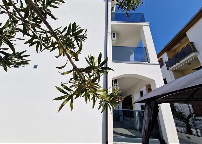 Amra In For Max 27 Persons Hotel