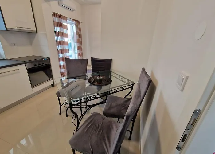 Amra In For Max 27 Persons Otel