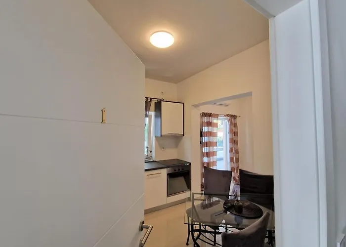 Amra In For Max 27 Persons Hotell