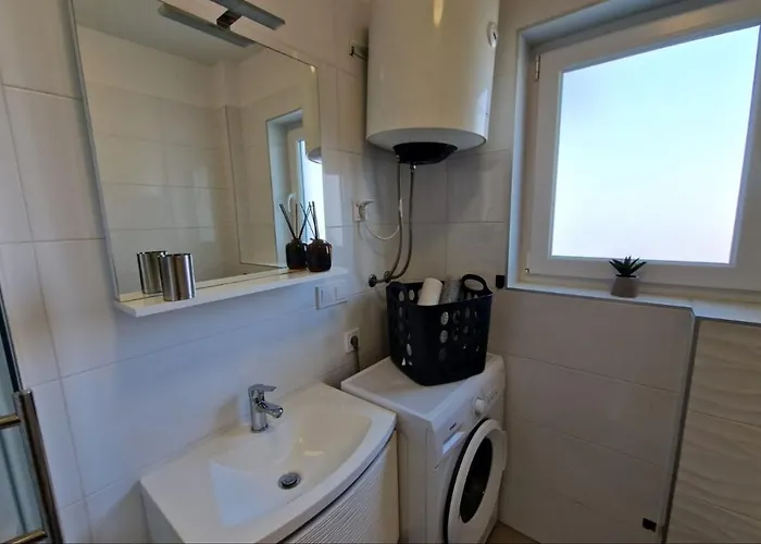 Hotel Amra In For Max 27 Persons 3*