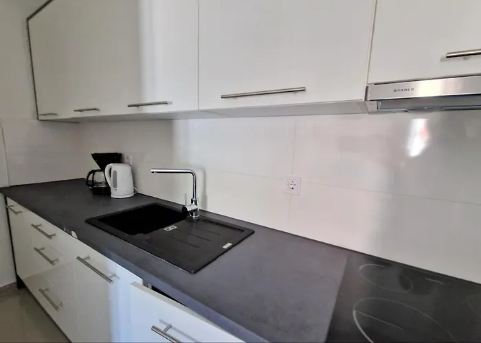 Hotel Amra In For Max 27 Persons