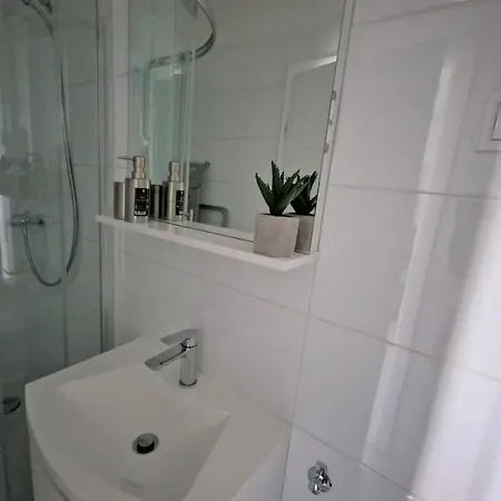 Hotel Amra In For Max 27 Persons 3*