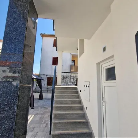 Hotel Amra In For Max 27 Persons