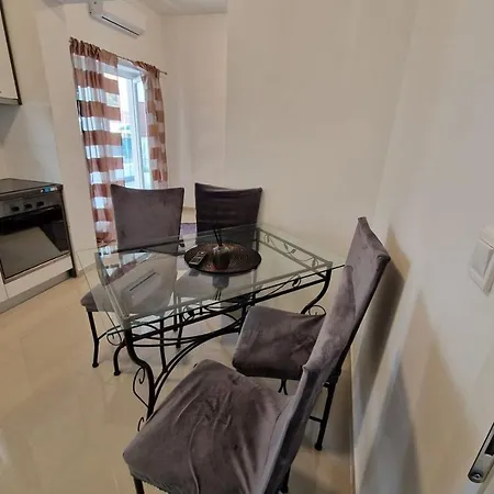 Amra In For Max 27 Persons Hotel