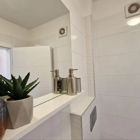 Amra In For Max 27 Persons Hotel