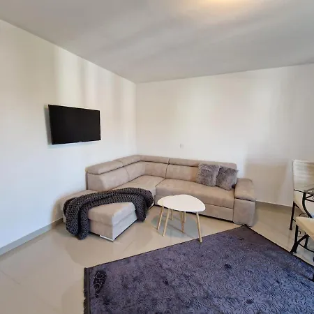 Hotel Amra In For Max 27 Persons 3*